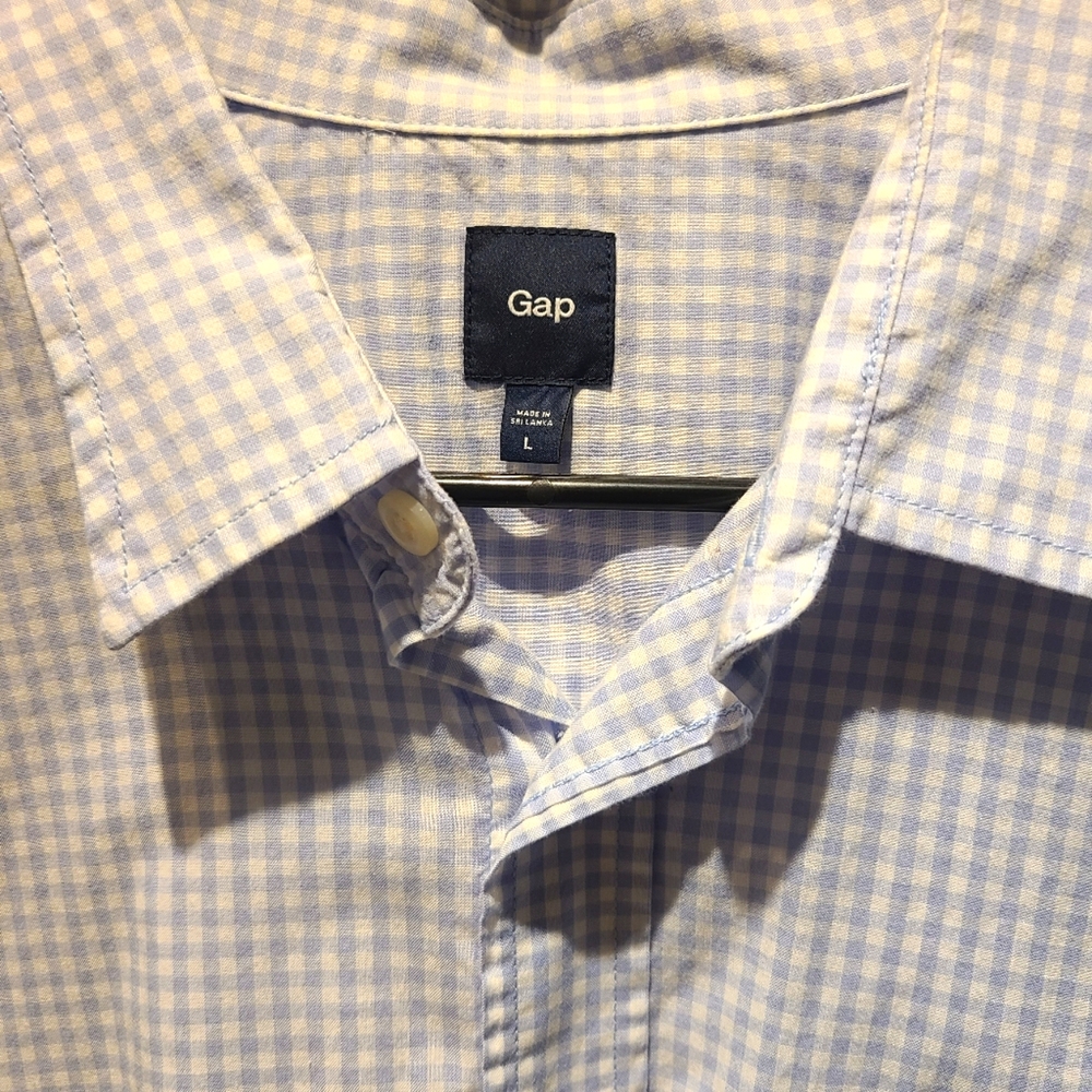 GAP Buttondown Mens Checkered Shirt. Light blue.  Size L.  Good Condition.